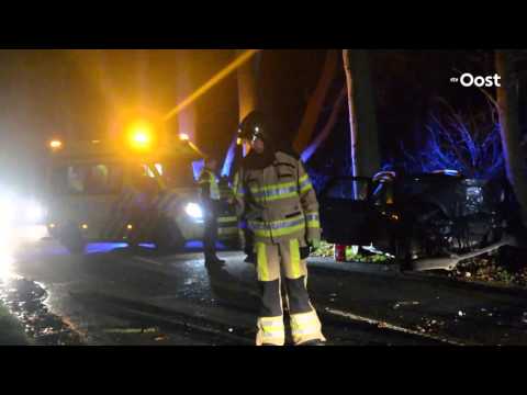 Auto knalt tegen boom in het buitengebied bij Olst