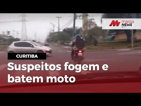 Suspeitos de roubo fogem da polícia e batem em carro