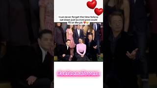 I can never forget the time Selena sat down just so everyone could fit on the pic ❤️😭 #selenagomez