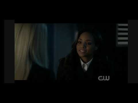 Batwoman 1x20_Sophie complains to Kane, Julie confesses to Sophie that they are spying on her
