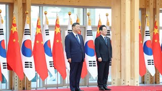 Xi Jinping llega en coche al Museo de Gyeongju, donde es recibido calurosamente por Lee Jae-myung