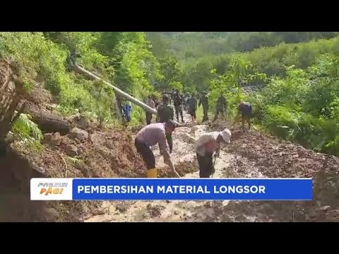 PONOROGO POLRI-TNI DAN MASYARAKAT BERSIHKAN MATERIAL SISA LONGSOR