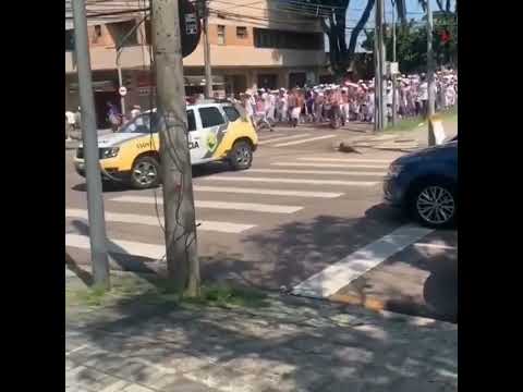 Fúria Independente e Fanáticos se encontrando na caminhada rumo ao estádio