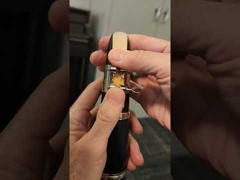 How to install a clarinet reed on the mouthpiece