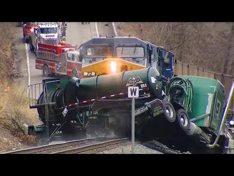 Total IDIOTS TRUCKS VS TRAINS - Worst Train hit Truck & Car - Dangerous Trains Crashing Compilation