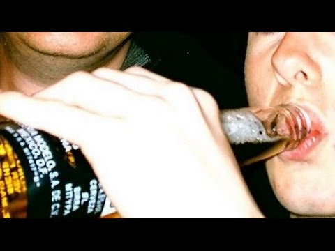 La moglie russa beve lurina al marito Sindrome di astinenza di sindrome di postumi di sbornia