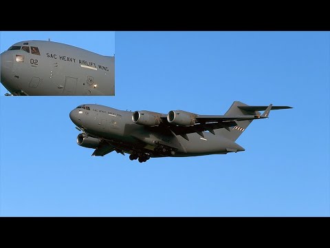 [4K] HAW C-17A Globemaster - Friendly Person from the cockpit Waving to the spectators on approach