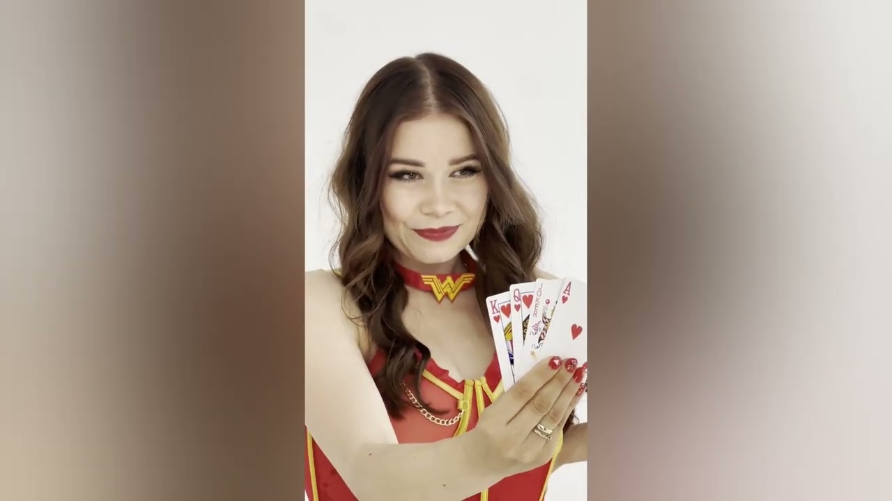 KLAUDIA‑MARIA ROZDAJE KARTY W UTWORZE „NOWE ROZDANIE”