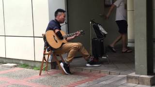 Incredible busker in Singapore (羽泉 - 难道你真的没有感觉到)