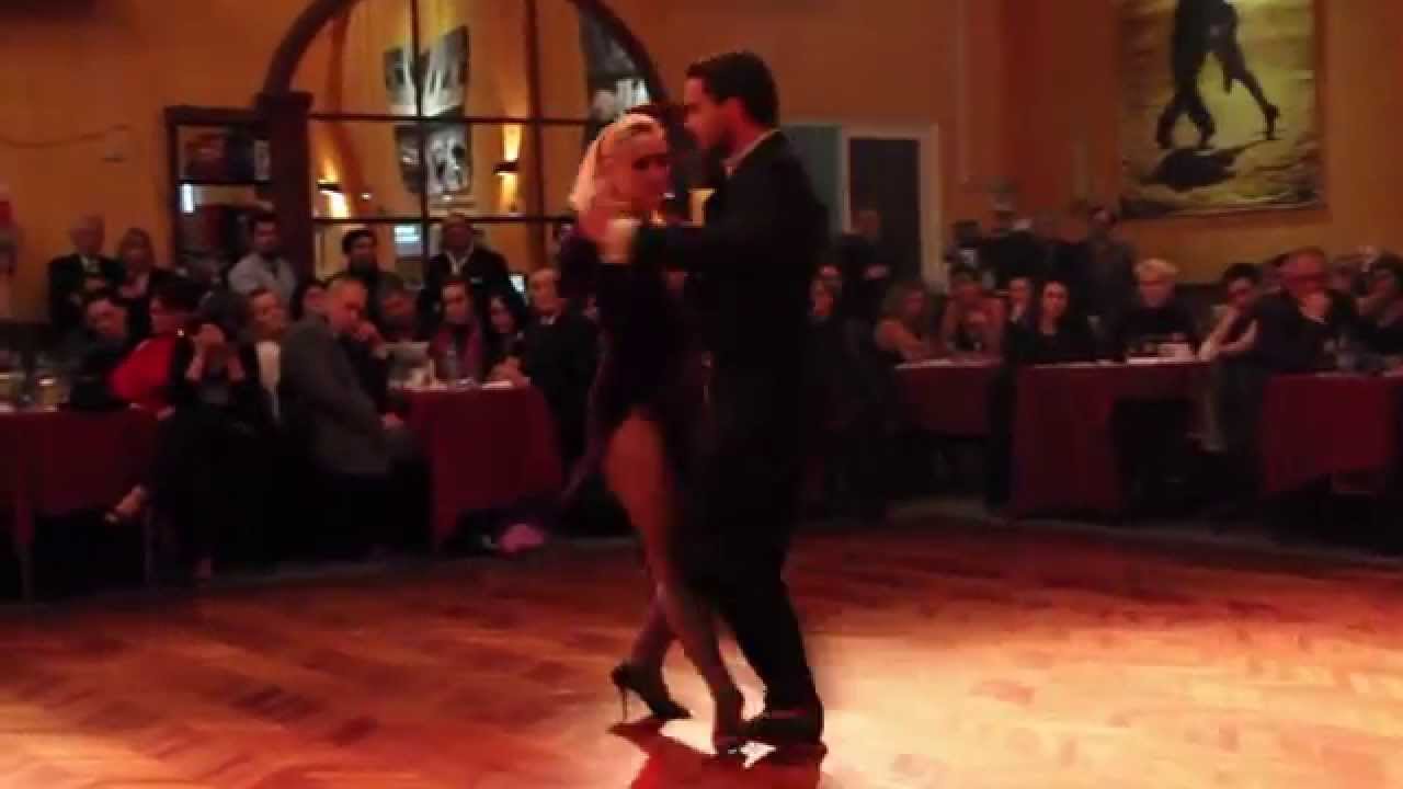 Copia di Tamara Bisceglia y Eber Burger bailan en la Milonga Parakultural