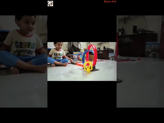 Vídeo relacionado con Hot Wheels Action Pista de energía Pista de Coches de Juguete, Incluye 1 vehículo, Juguete para niños de 5 años (Mattel GND92)