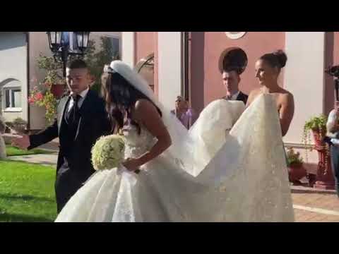 Bojana ima peh sa haljinom, Mirko joj pomaže