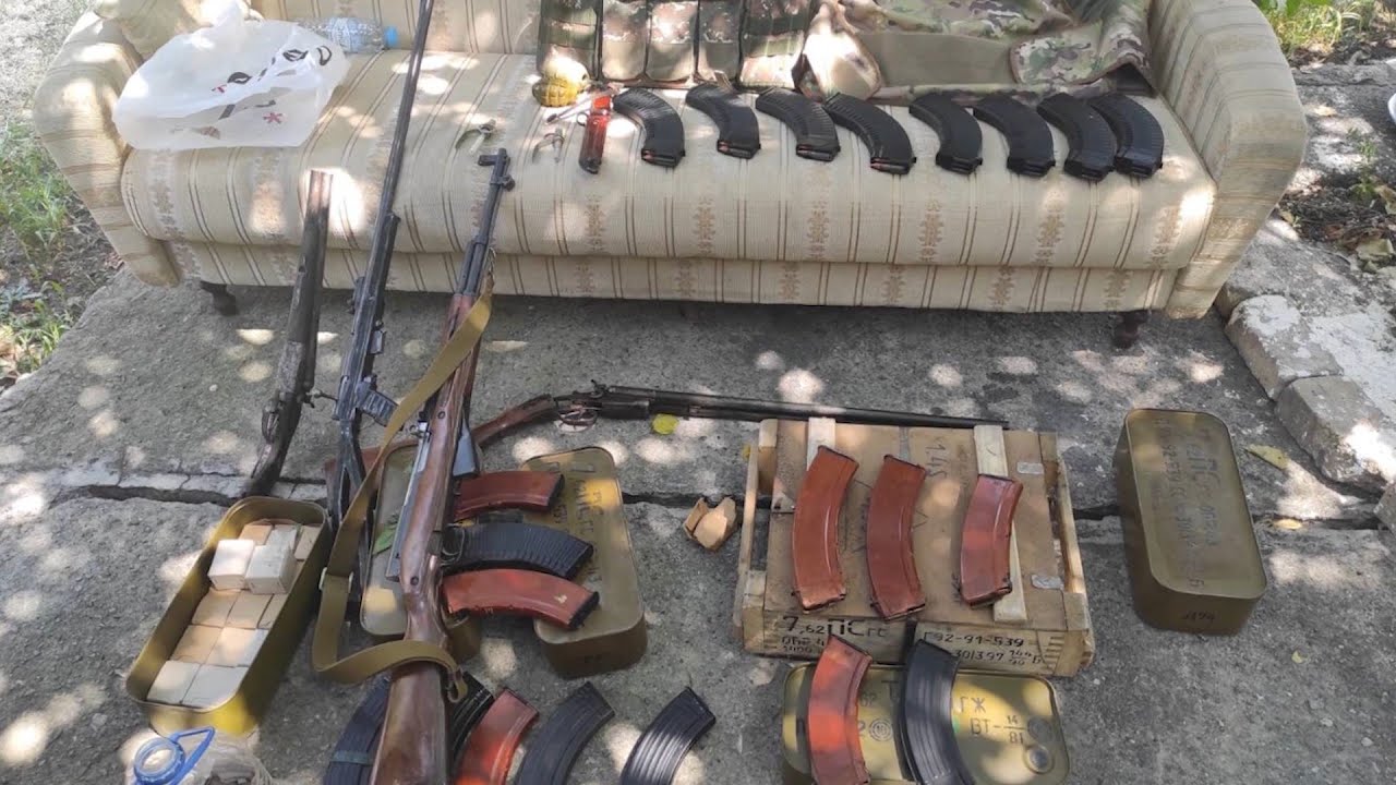 Արարատի ոստիկանները մի ողջ զինանոց են հայտնաբերել