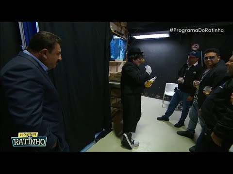 Ratinho flagra Santos falando mal dele.