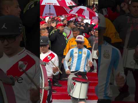 "ENTRADA DE LOS BORRACHOS DEL TABLON VS RACING" Barra: Los Borrachos del Tablón &bull; Club: River Plate &bull; País: Argentina