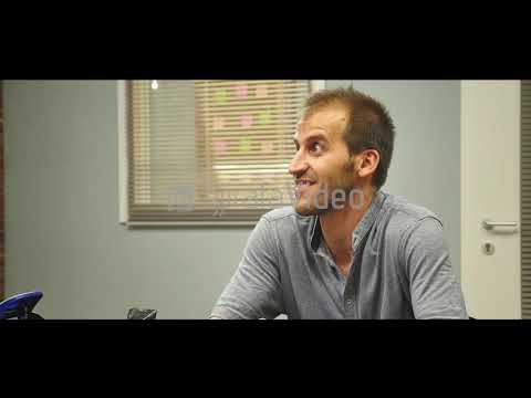 Xhemajli i gjen letrat e kutisë së ankesave 😂😂😂 - SchengenVisa: E27 - Kutia e ankesave