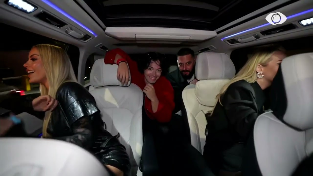 Banorët flasin me njerëzit në rrugë gjatë xhiros me makinë në Tiranë