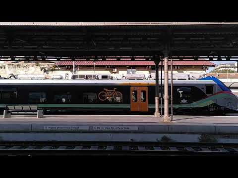 Trasporto Ferroviario Toscano 'Pop'  ETR104 130 ad Arezzo: 20/04/2023.