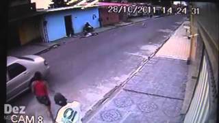 Câmera flagra acerto de contas entre traficante e usuário de drogas