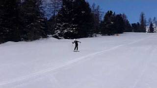 preview picture of video 'SpeedQueen Tourist Skiing at Hochrindl (better vid quality)'