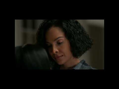 Queens -Tina & Jill's lesbian scene - S1E1