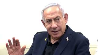 ראש הממשלה בנימין נתניהו בחפ״ק ניהול השריפה (עדכוני משרד ראש הממשלה) - התמונה מוצגת ישירות מתוך אתר האינטרנט יוטיוב. זכויות היוצרים בתמונה שייכות ליוצרה. קישור קרדיט למקור התוכן נמצא בתוך דף הסרטון