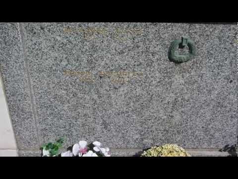 TOMBE DE PIERRE BACHELET AU CIMETIERE MARIN DE ST TROPEZ