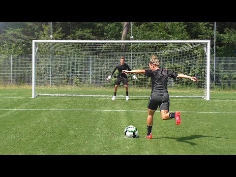 freekickerz vs PRO FEMALE PLAYER - Penalty Football Challenge
