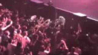 Avril Lavigne jumped in the crowd (The Best Damn Tour 2008 Live in Manila)