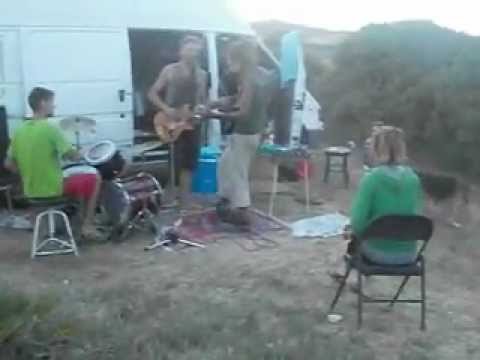 Jamming onTarifa beach ! Sharon singing.Artestación on The Road  !!!