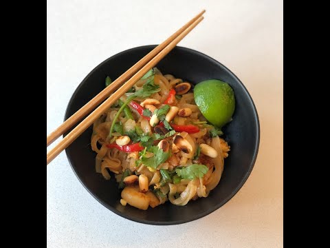 Easy homemade prawn pad thai