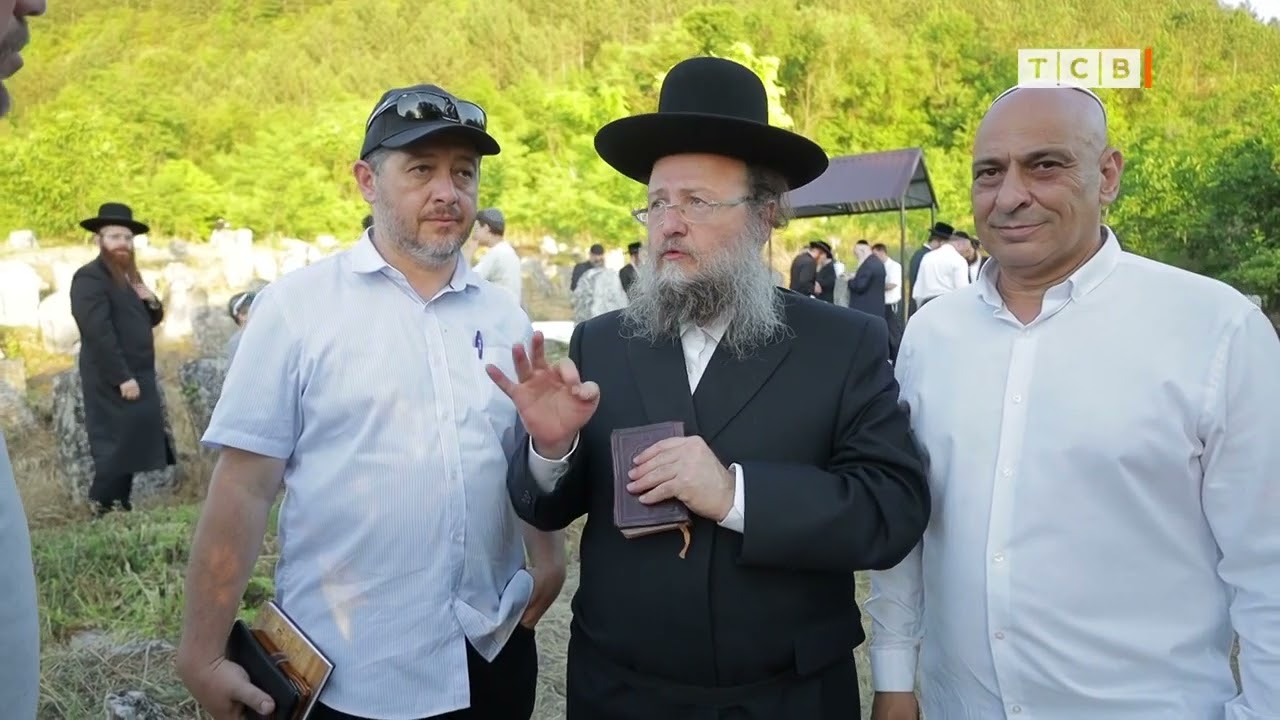 Хасиды приехали в Рашков, Могила Раввина Шабтая, Старинная синагога и Хава нагила