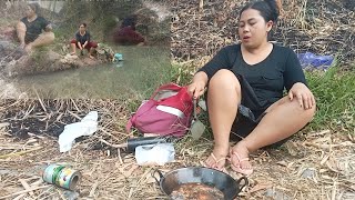 Download lagu Mother went on a fishing adventure and cooked the fresh catch in the wild mp3 Download lagu Mother went on a fishing adventure and cooked the fresh catch in the wild mp3