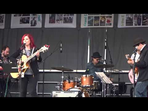 Kate Pierson w/ Mike & Ruthy performing Throwing Roses, Earth Day 4/19/15