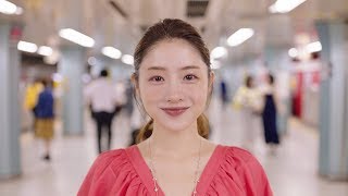 石原さとみ、リボン付きワンピースで荻窪へ　CM曲担当のリトグリも登場　東京メトロ新CM