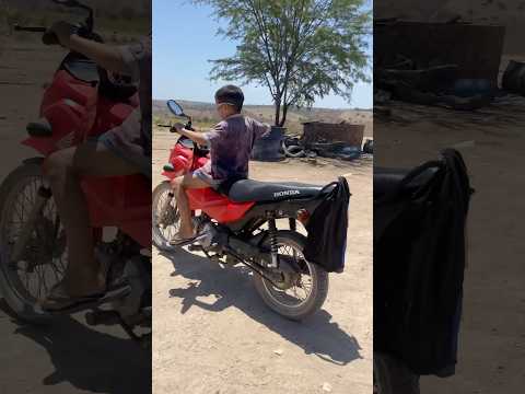 MENINO ANDANDO DE MOTO KKKK #shorts