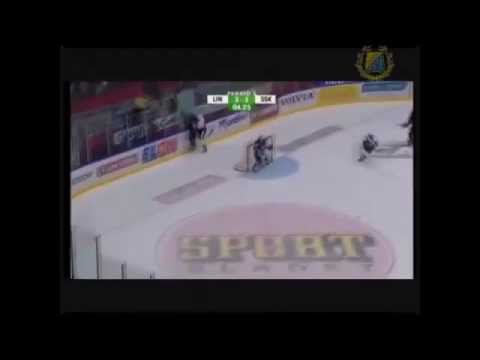 Martin Cibak tacklar Andreas Pihl