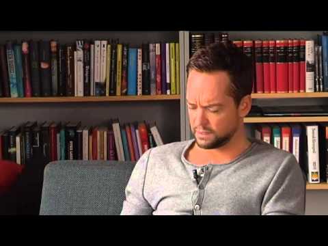 Andreas läser högt: "Jag gillade honom direkt" - Idol Sverige (TV4)