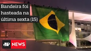 “O Alvorada é minha casa”, afirmou Bolsonaro após hastear bandeira do Brasil no Palácio do Planalto