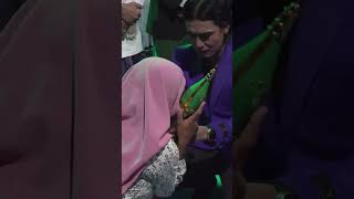 Download lagu Momen Penuh Bawang Saat Seorang Ibu Mencium Rambut Peninggalan Rasulallah di Hadapan Charly mp3