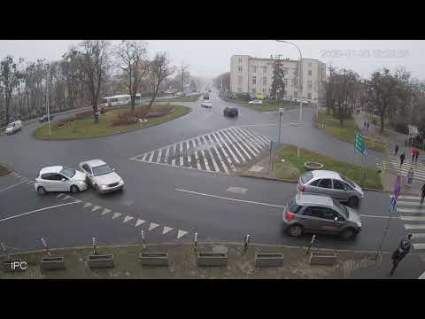 Kolizja na rondzie bankowym - Mercedes i Peugeot