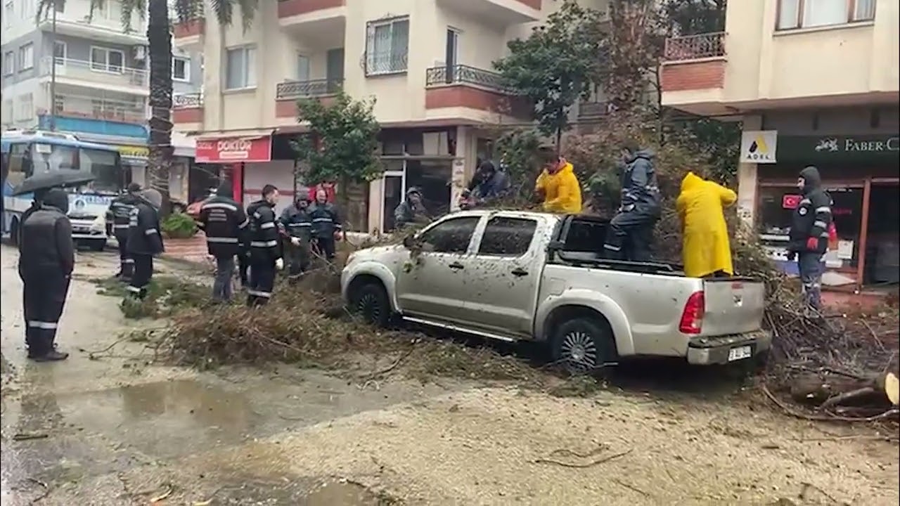 Yenişehir’de Fırtına Mesaisi: Ekipler Saniyelerle Yarıştı
