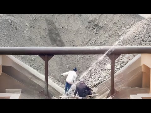 Barge unloading 4200 tons of white phosphate rock - Relaxing flow video - Amazing natural sounds