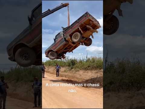 Alguém explica oq aconteceu aqui? 😳 #foryou #gambiarra #carros #acidente
