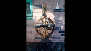 В этом видео я покажу,как можно сделать из старой прялки 
исклюзивную подставку для кашпо с цветами и для веника. С 
минимальными затратами и в домашних условиях это под силу 
каждому . Подставка очень хорошо впишется в интерьер в