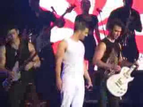 Jonas Brothers sing S.O.S live 2013