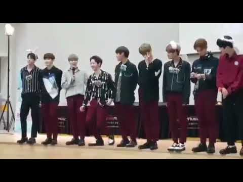 WANNA ONE fansign GUANLIN tried to equalize his height to Sungwoon 😂 cutest thing love them! 😭 ❤