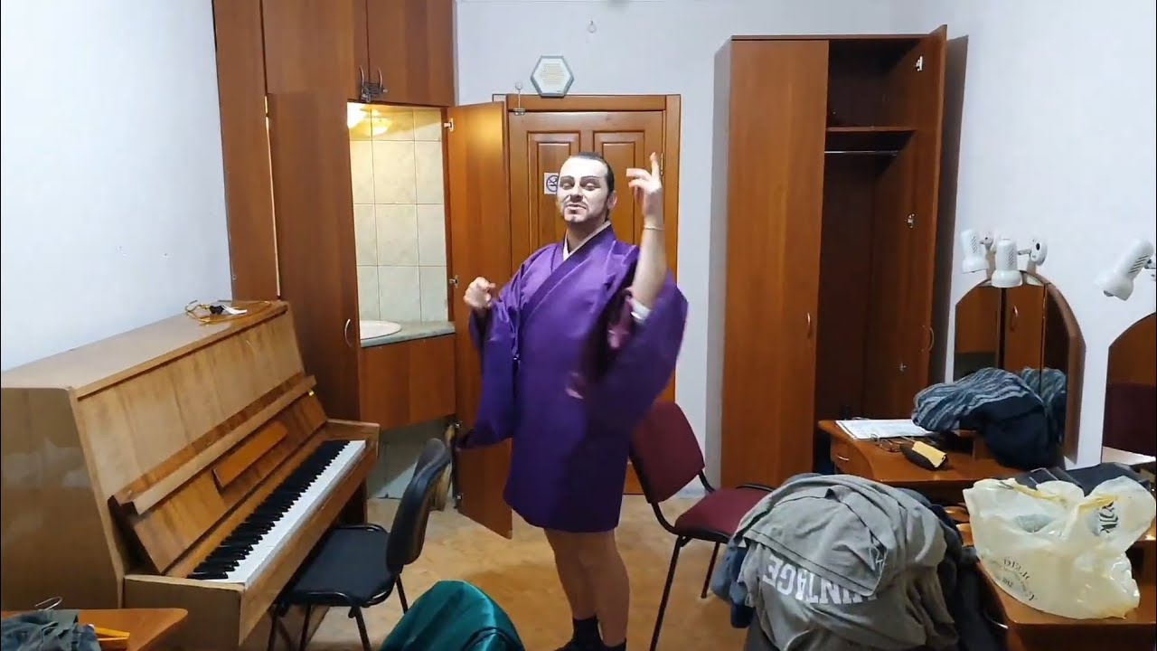 Принёс Торт. Фурор в театре. Коля помыл мне.