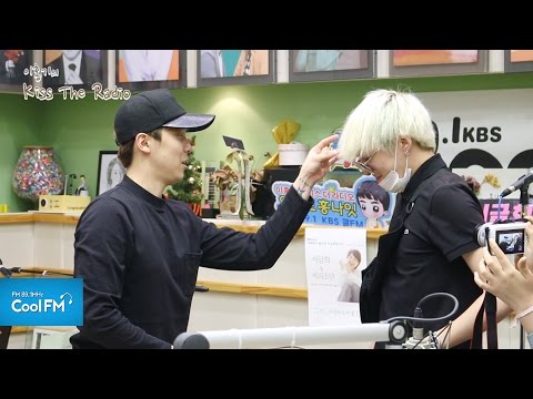 미션에 실패한 위너 김진우&강승윤, DJ홍기에게 딱밤 맞기! / 170522[이홍기의 키스 더 라디오]