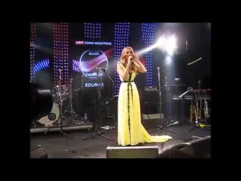 Edurne - "Amanecer" en acústico a piano en la Welcome Party